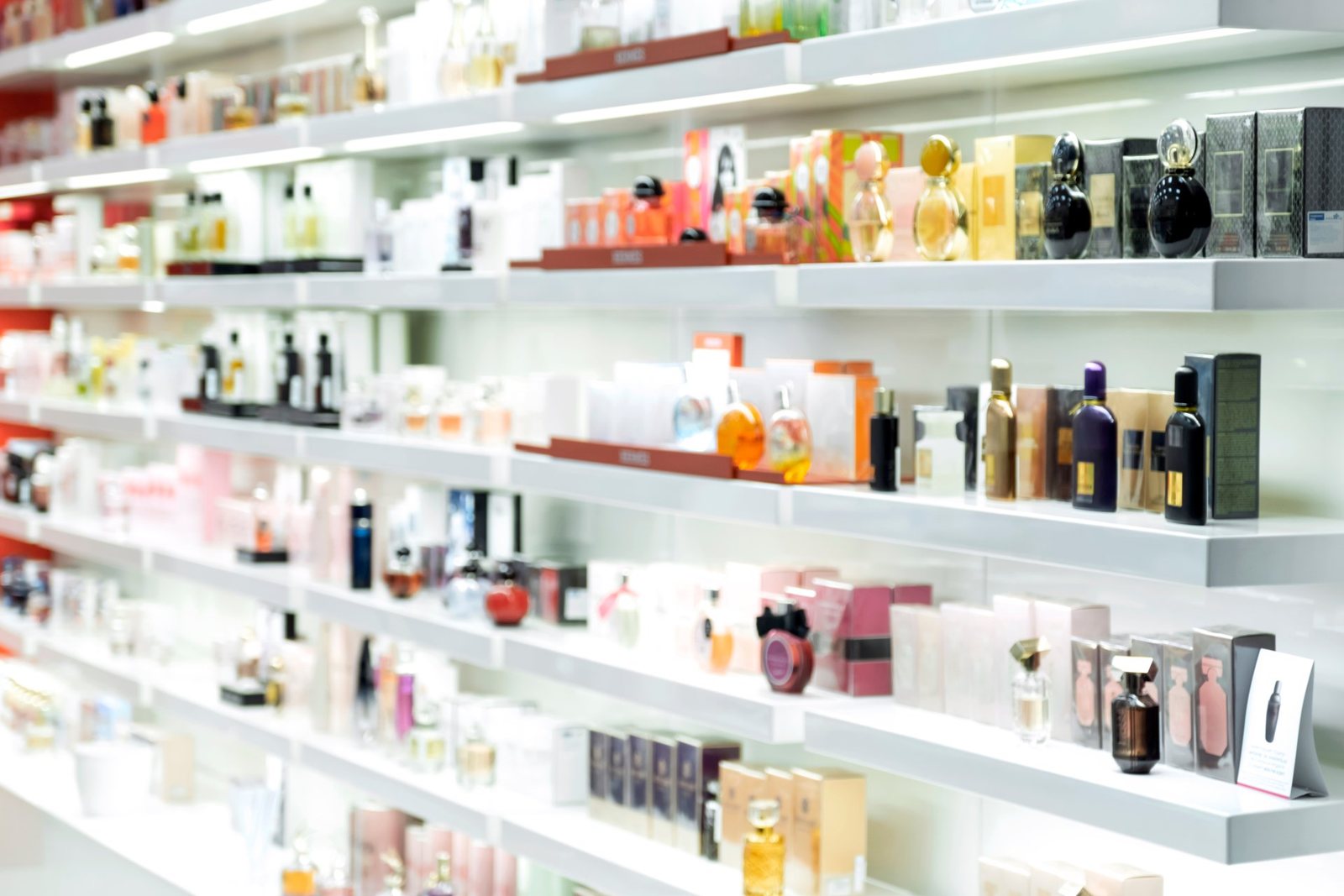 De parfumkasten in de winkel